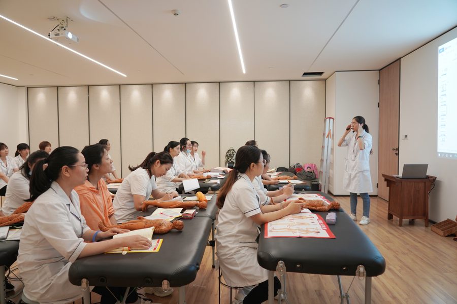 保健按摩师中级课程授课现场